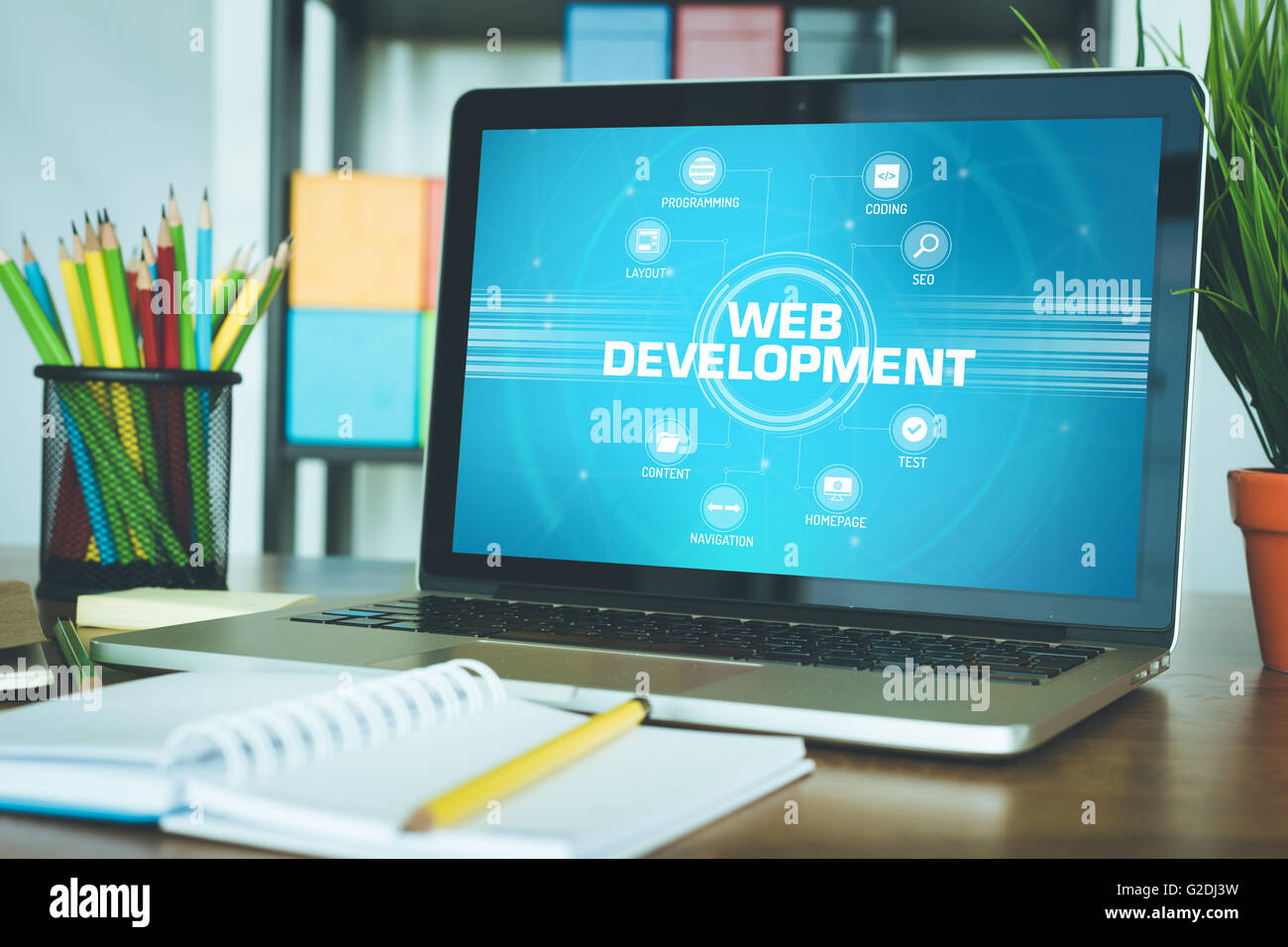 Développement web graphique avec mots-clés et des icônes sur l'écran Banque D'Images