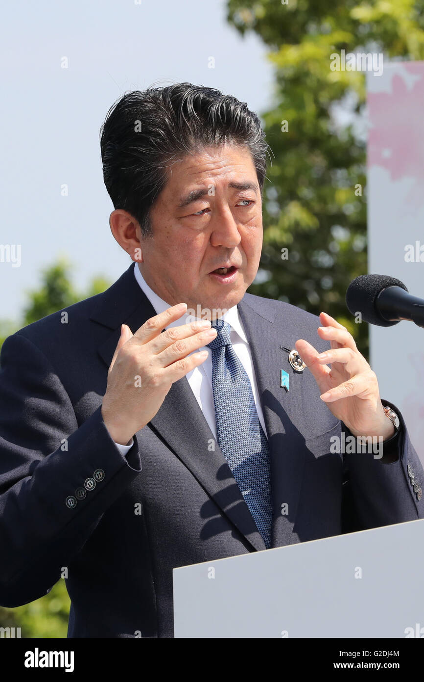 Le Premier ministre japonais Shinzo Abe lors d'une conférence de presse à la clôture du Sommet du G7 le 27 mai 2016 Réunions de Shima, préfecture de Mie, au Japon. Banque D'Images