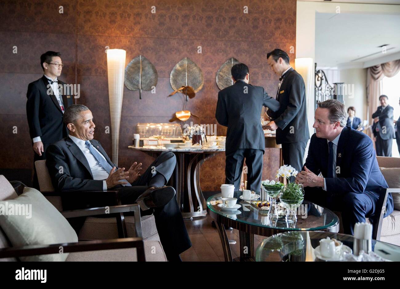 Président américain Barack Obama parle avec le Premier ministre britannique David Cameron au Bay Suites durant une pause-café entre séances de travail au Sommet du G7, 26 mai 2016 à Shima, préfecture de Mie, au Japon. Banque D'Images