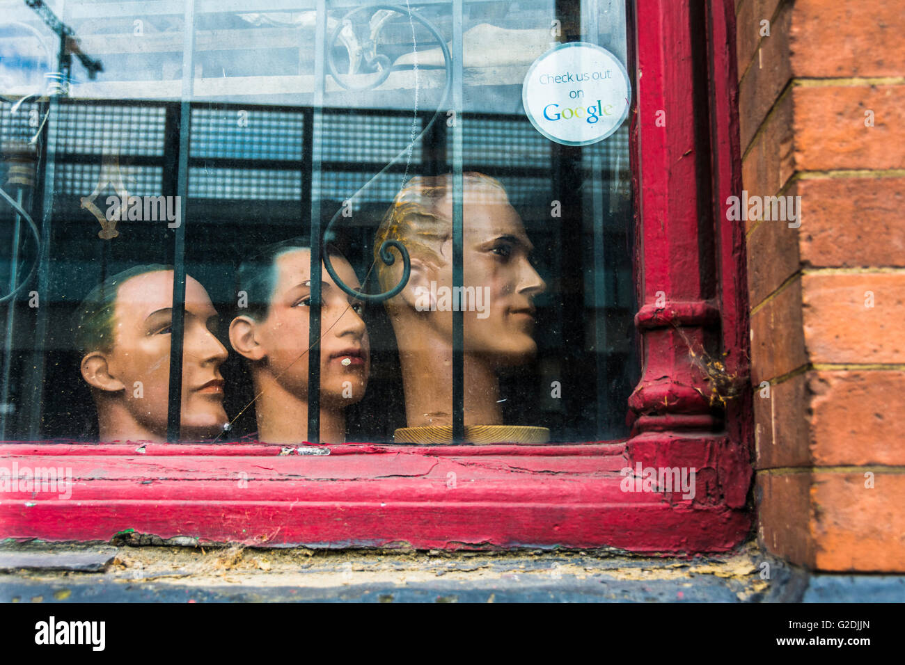 Tête de mannequin et réflexions dans une fenêtre près de King's Cross, Londres, UK Banque D'Images