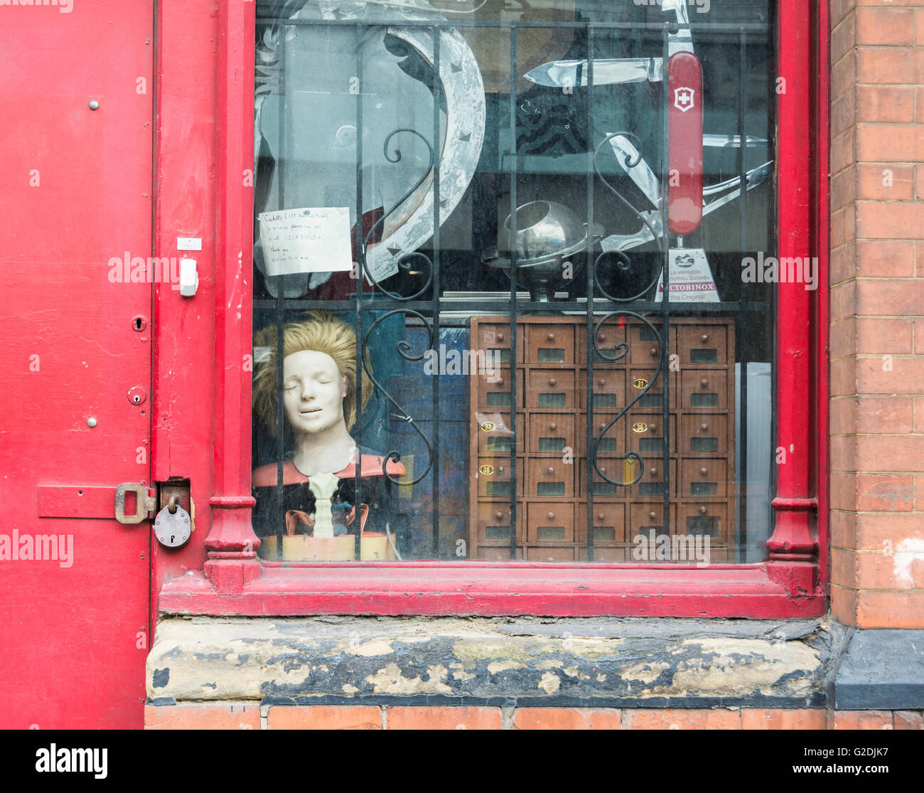 Tête de mannequin et réflexions dans une fenêtre près de King's Cross, Londres, UK Banque D'Images