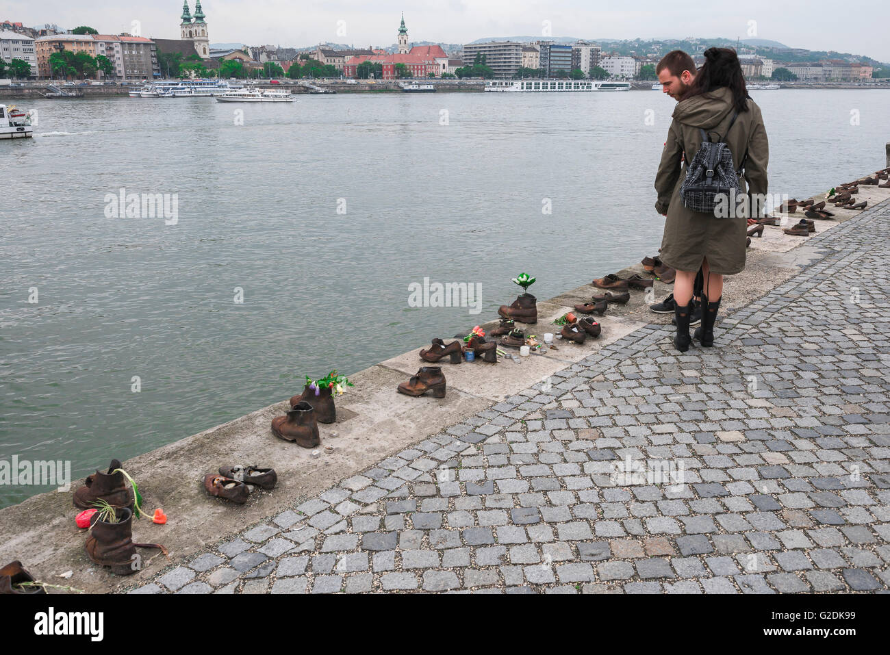 Les touristes visitent le mémorial de l'Holocauste, le long de la rivière du Danube, dans le centre de Budapest, Hongrie, témoin de l'assassinat des juifs dans la SECONDE GUERRE MONDIALE. Banque D'Images
