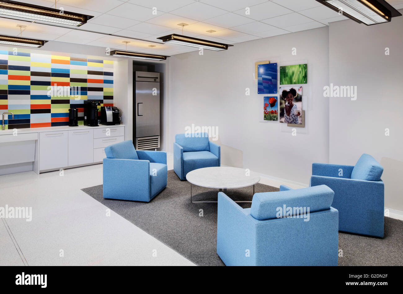 Salon bureau avec chaises bleues Banque D'Images