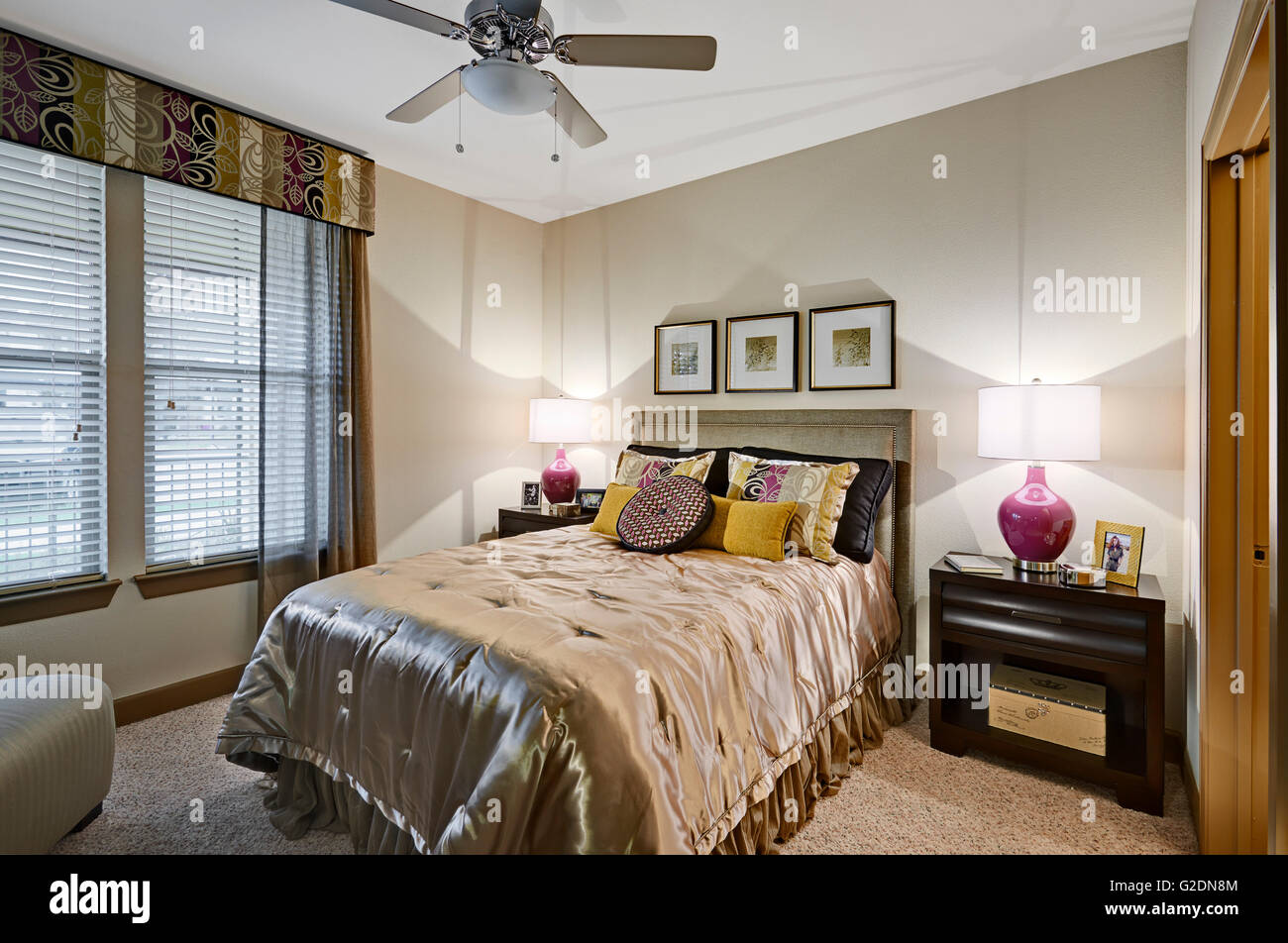 Petite chambre avec lit double Banque D'Images