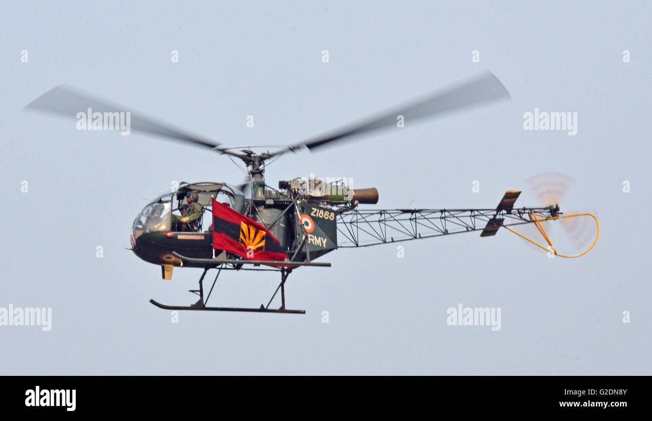 Cheetah - hélicoptères utilitaires légers de Corps d'aviation de l'armée indienne, battant pavillon de l'armée, passé avec l'armée indienne Jour, Kolkata, Inde Banque D'Images