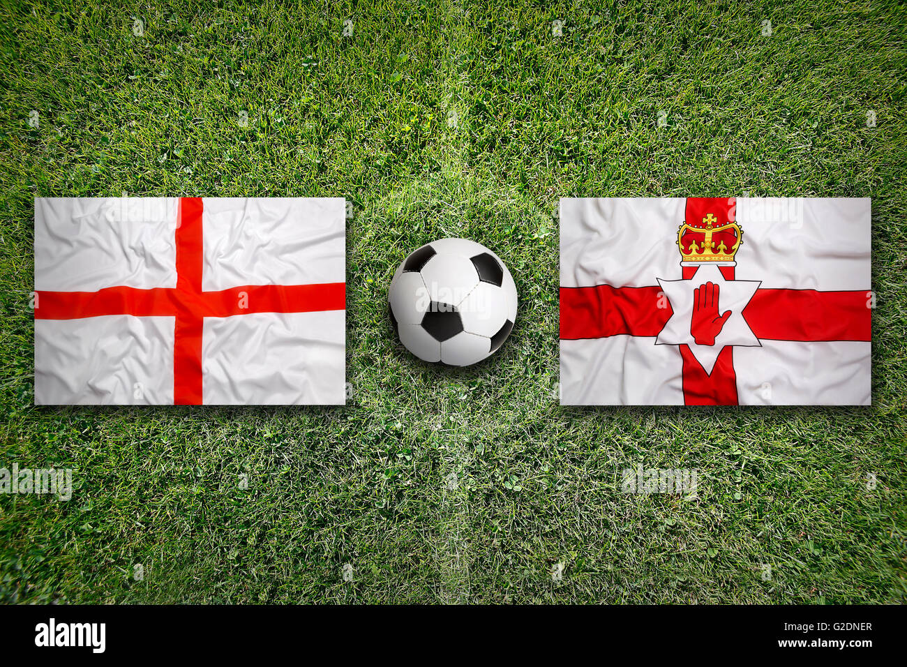 L'Angleterre contre l'Irlande du Nord Les drapeaux sur un terrain de soccer vert Banque D'Images
