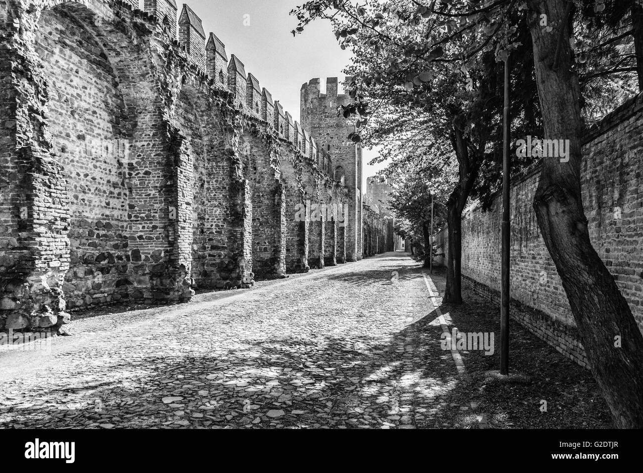 Les murs qui entourent le village médiéval de Montagnana (Italie) Vue de l'intérieur de la ville. Banque D'Images Les murs qui entourent le village médiéval de Montagnana (Italie) Vue de l'intérieur de la ville. Banque D'Images