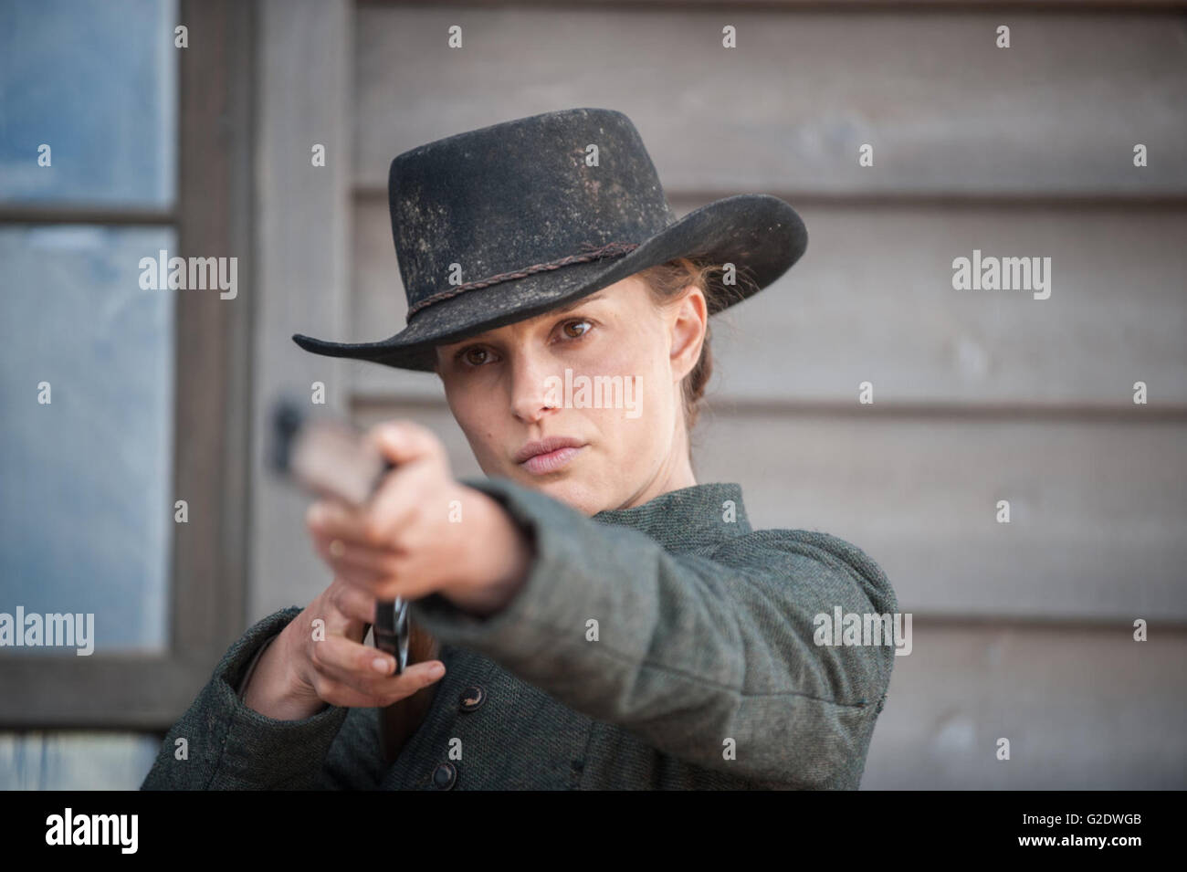 Jane Got a Gun est un film américain d'action américain de 2016 réalisé par Gavin O'Connor et écrit par Brian Duffield, Joel Edgerton, Anthony Tambakis. Le film stars Natalie Portman. Cette photo est pour un usage éditorial uniquement et est l'auteur de la société film et/ou le photographe attribué par le film ou la société de production et ne peut être reproduite que par des publications dans le cadre de la promotion du film ci-dessus. Un crédit obligatoire pour l'entreprise de film est nécessaire. Le photographe devrait également être portés lorsqu'il est connu. Banque D'Images