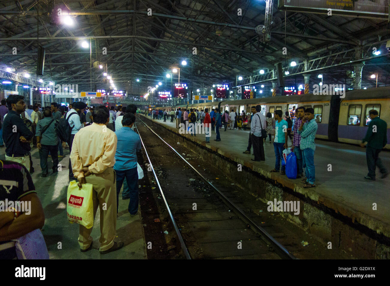 Les passagers attendre le train à Mumbai CST Banque D'Images