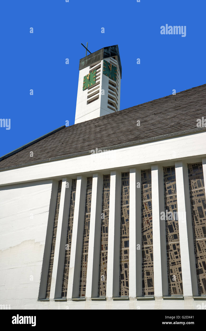 Église moderne avec une grande fenêtre latérale Banque D'Images