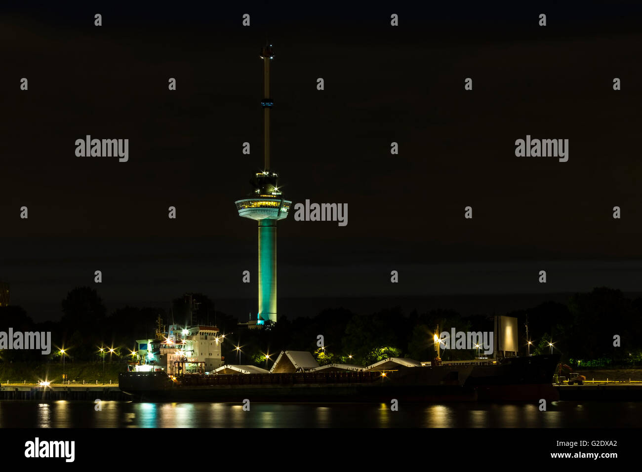 La Tour Euromast à Rotterdam dans la nuit. Un grand navire et canal au premier plan, la tour est illuminée le soir Banque D'Images