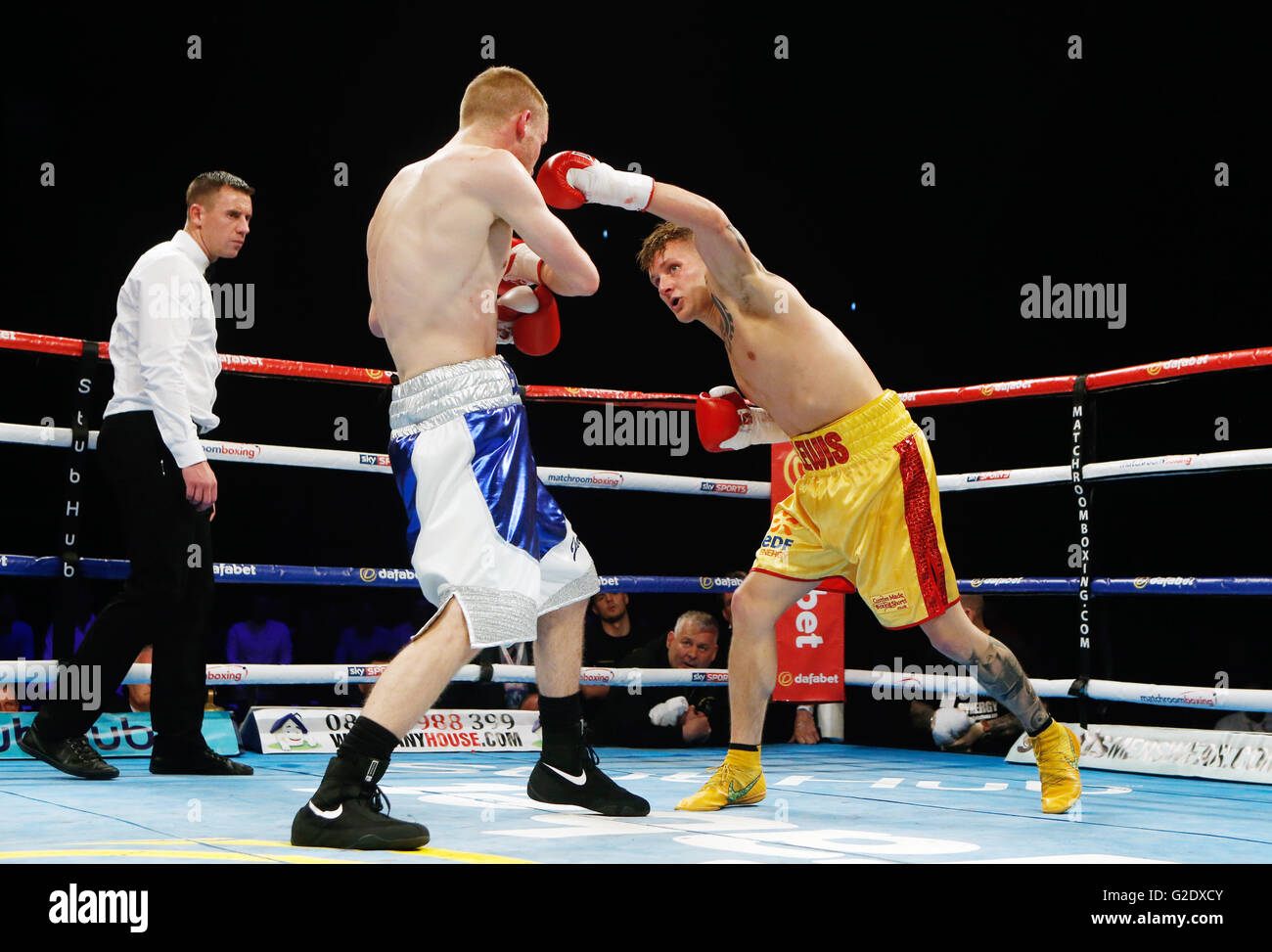 Brad Botham (à gauche) et Lewis Paulin au cours de l'Super-Featherweight concours à la SSE Hydro, Glasgow. ASSOCIATION DE PRESSE Photo. Photo date : Samedi 28 Mai, 2016. Voir l'activité de boxe histoire de Glasgow. Crédit photo doit se lire : Danny Lawson/PA Wire Banque D'Images