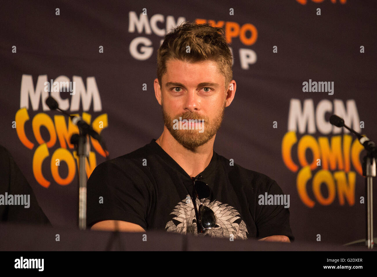Londres, Royaume-Uni. 28 mai 2016. L'acteur australien Luke Mitchell. Acteurs S.H.I.E.L.D. Elizabeth Henstridge, Nick Blood et Luke Mitchell sont rejoint par Agent Carter's Lotte Verbeek lors d'une discussion de groupe lors de la MCM Comic Con de Londres. Banque D'Images