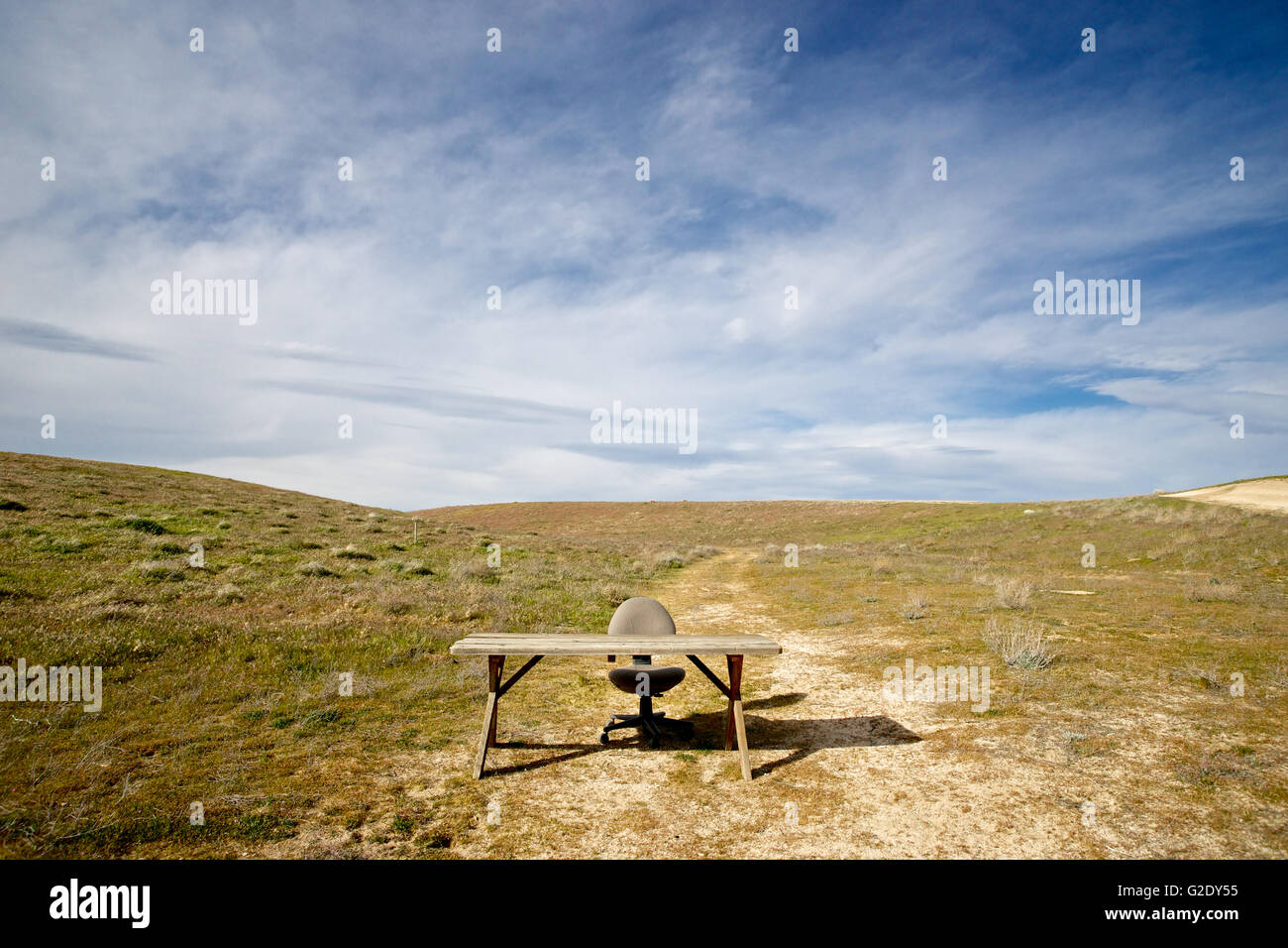 Bureau et chaise en vaste champ ouvert dans le sud de la Californie. Banque D'Images