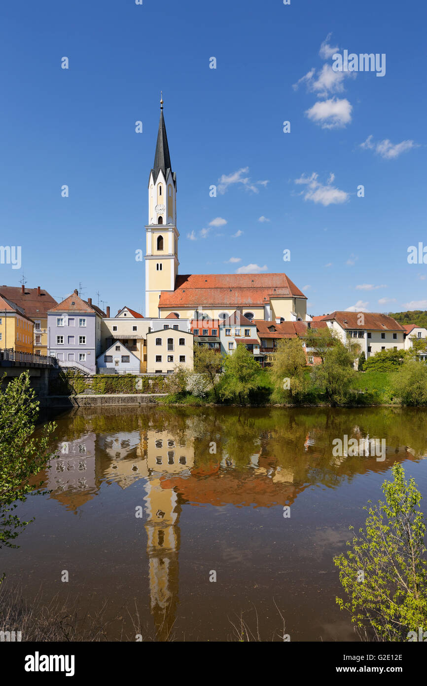 L'église paroissiale et la rivière vils, Vilshofen, Thuringe, Bavière, Allemagne Banque D'Images