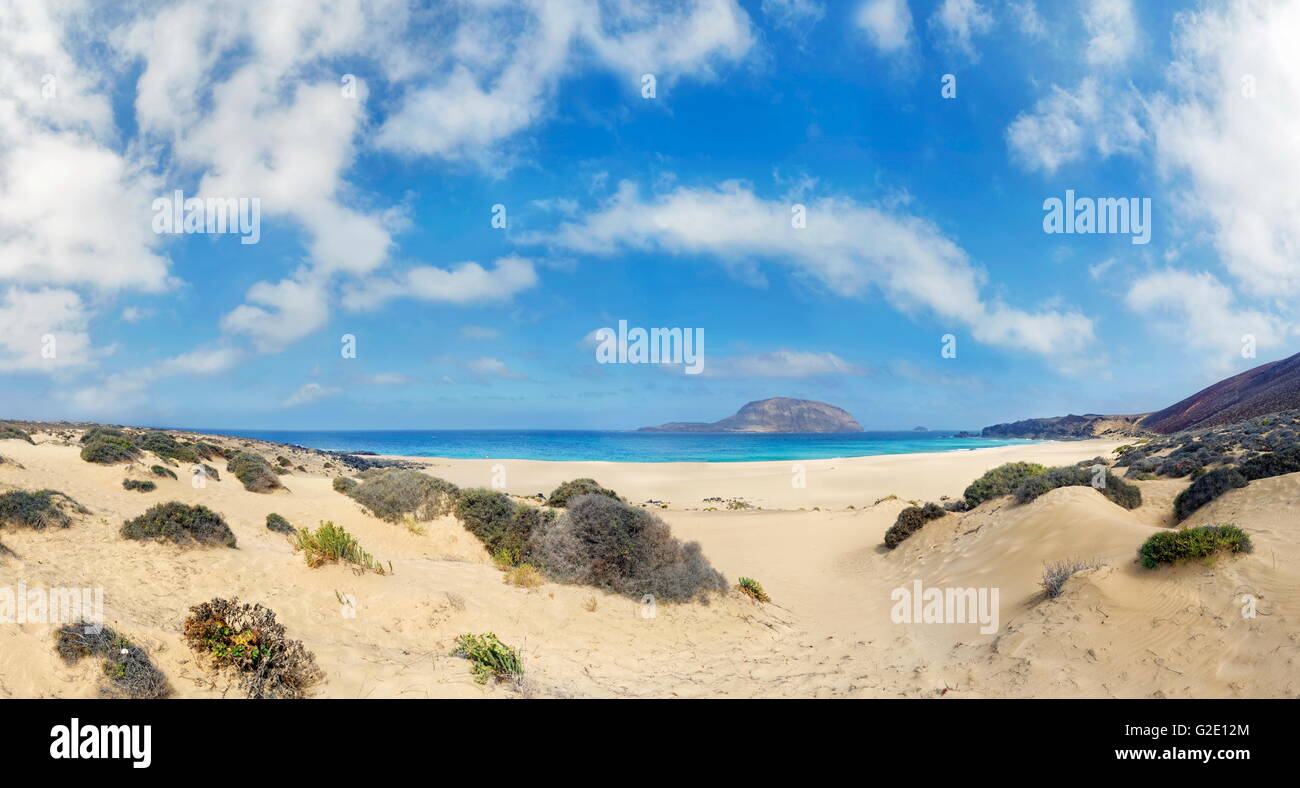 Paysage de dunes, Playa de las Conchas avec volcan Monte Bermeja, île de Montaña Clara dans l'arrière-plan, La Graciosa, Lanzarote Banque D'Images