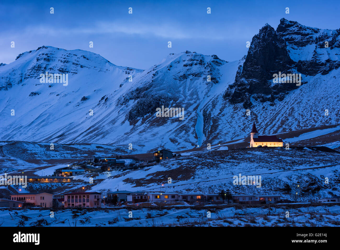 Blue Hour, Montagnes, église, Vík í Mýrdal, Myrdal, Région du Sud, Islande Banque D'Images