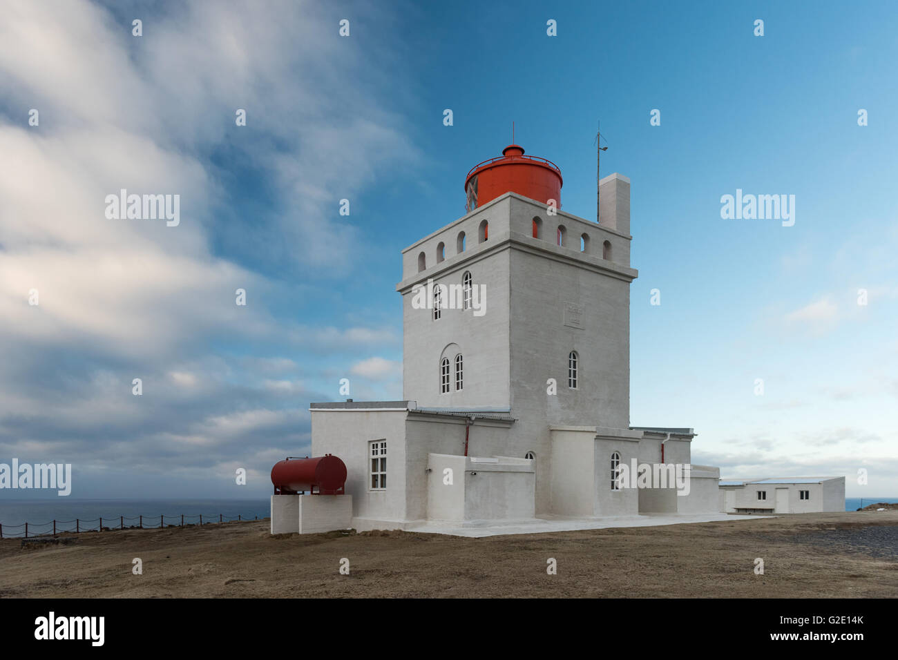 Phare, Dyrhólaey, Vík í Mýrdal, Région du Sud, Islande Banque D'Images