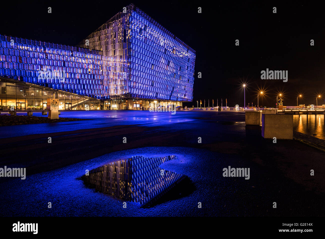 Harpa lumineux, d'une salle de concert et centre de conférence, de nuit, Reykjavik, Islande Banque D'Images