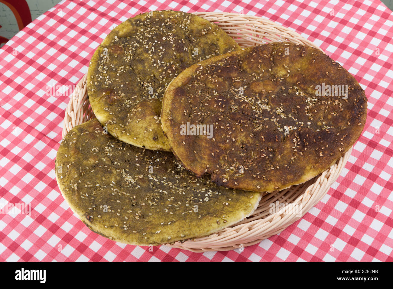 Pain pita avec zaatar green middle eastern herb sur table rouge Banque D'Images