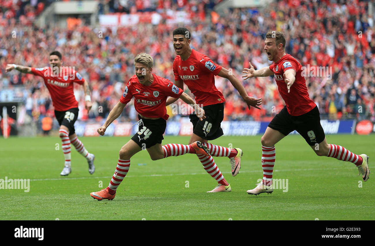 Barnsley's Lloyd Isgrove (à gauche) célèbre marquant son troisième but du côté du match avec ses coéquipiers au cours de la Ligue Un Sky Bet finale Play-Off au stade de Wembley, Londres. Banque D'Images