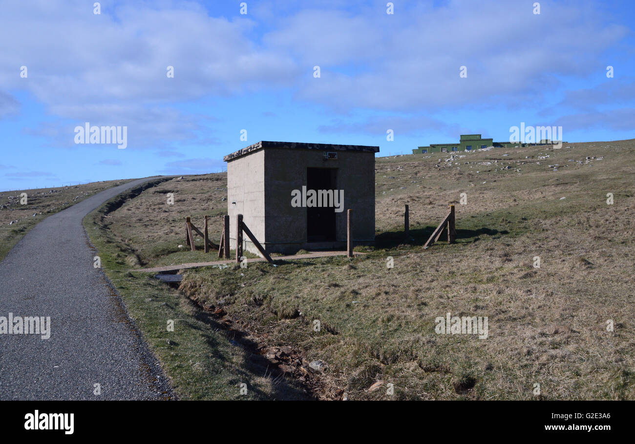 Le poste de garde abandonné dans la guerre froide Station Radar de Gallan tête sur l'lsle de Harris, Hébrides extérieures, en Écosse au Royaume-Uni. Banque D'Images