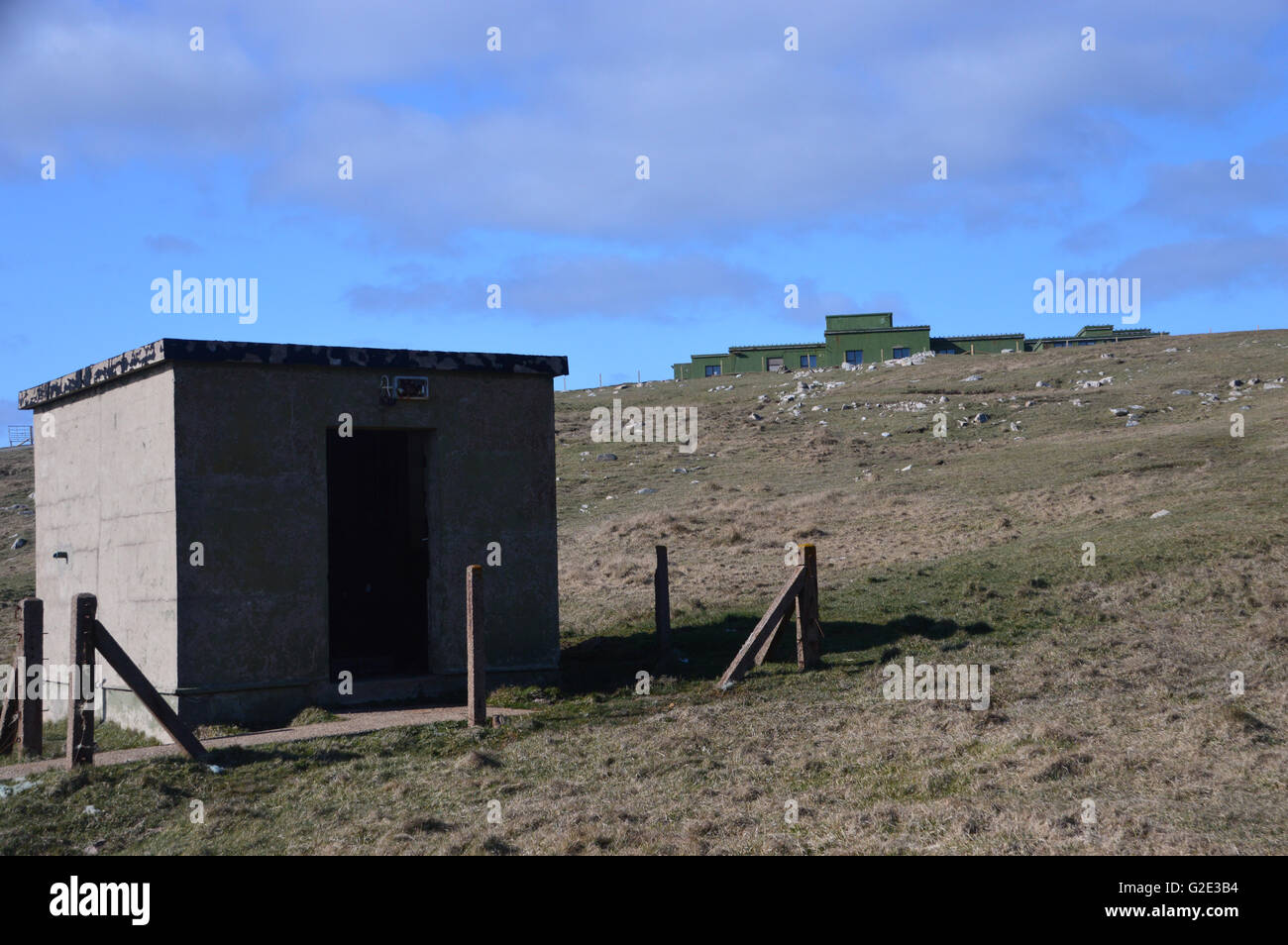 Le poste de garde abandonné dans la guerre froide Station Radar de Gallan tête sur l'lsle de Harris, Hébrides extérieures, en Écosse au Royaume-Uni. Banque D'Images