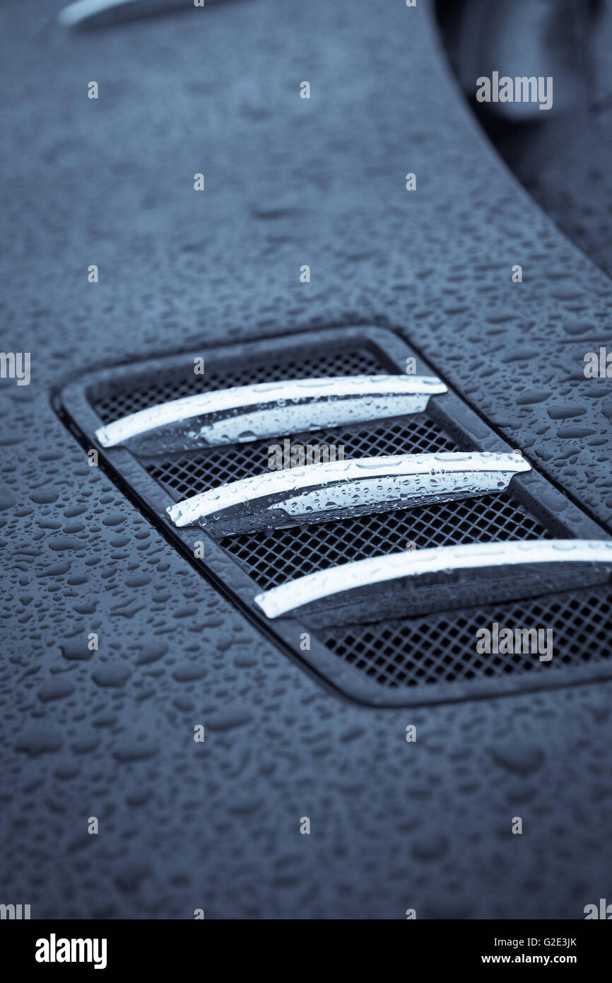 Image en couleur d'une prise d'air scoop sur une voiture. Banque D'Images