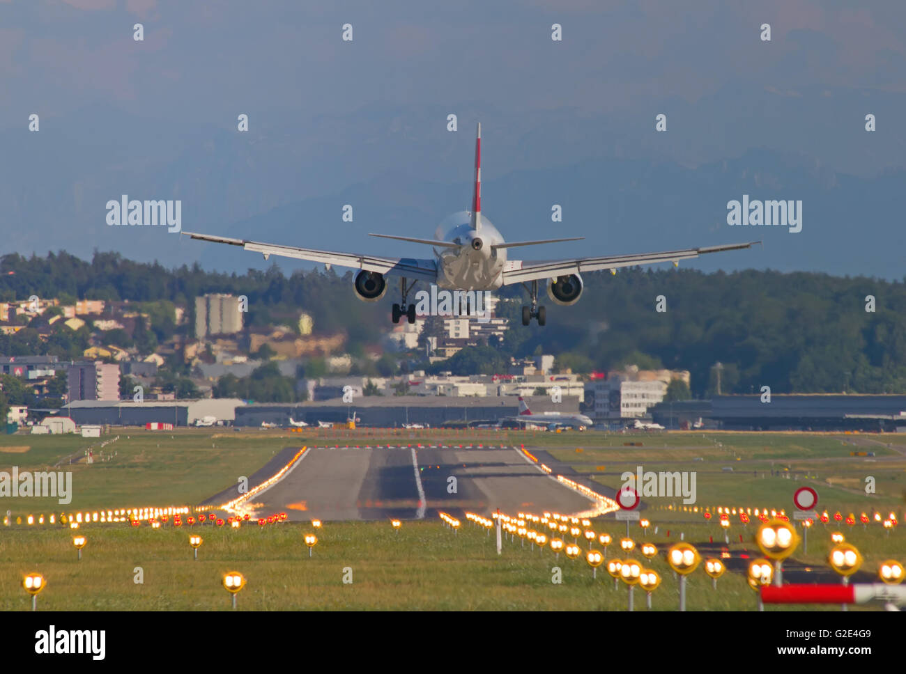 ZURICH - 18 juillet : Swiss A-320 l'atterrissage à l'aéroport de Zurich après vol court-courrier le 18 juillet 2015 à Zurich, Suisse. Zurich Banque D'Images