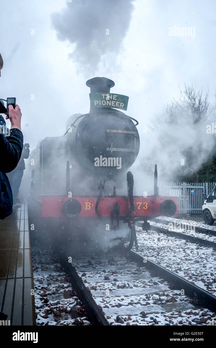 Ré-ouverture le Bluebell Railway à East Grinstead. Le Grinsteade Belle est la première locomotive à vapeur pour arriver à l'Est Grinstea Banque D'Images