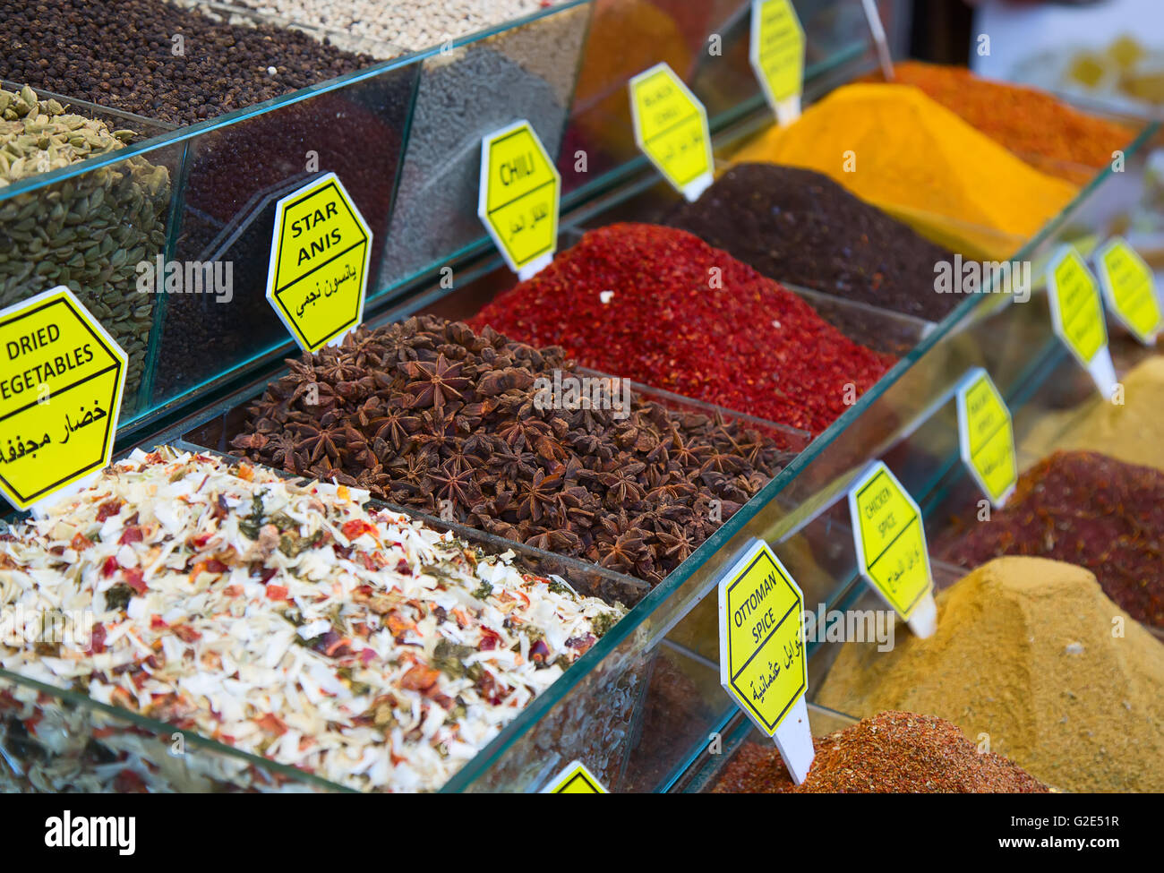 Des épices et du thé sur le marché égyptien à Istanbul Banque D'Images