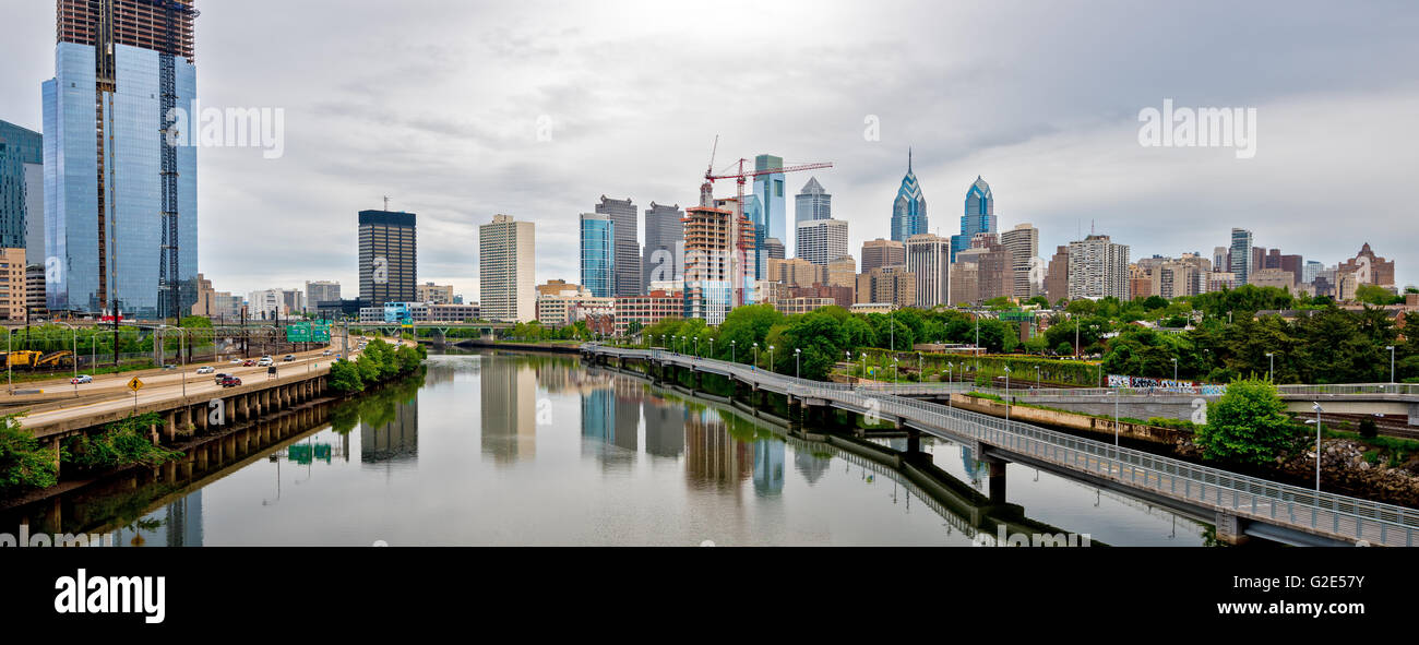 Skyline de Philadelphie, en Pennsylvanie et de réflexion avec sentier de marche Banque D'Images