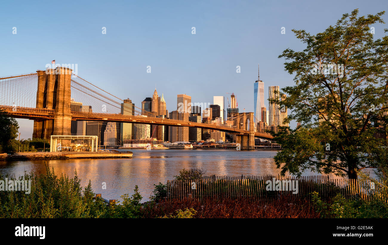 Morning Sunrise sur New York avec pont de Brooklyn Banque D'Images