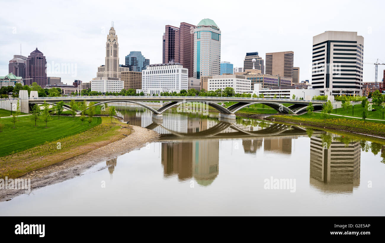 Pont classique et les toits de Columbus Ohio Banque D'Images