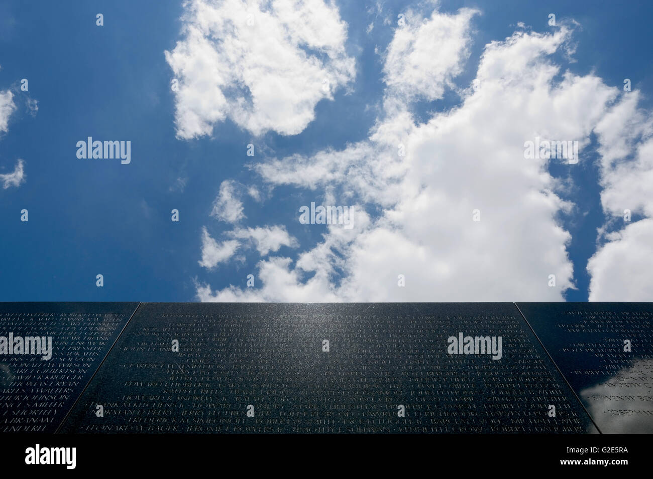 Vietnam Veterans Memorial Wall contre Ciel bleu et nuages, Low Angle View, Washington, DC, USA Banque D'Images