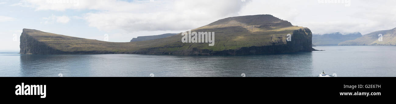 Panorama de l'île svinoy sur les îles Féroé Îles avec un petit ferry sur le coin Banque D'Images