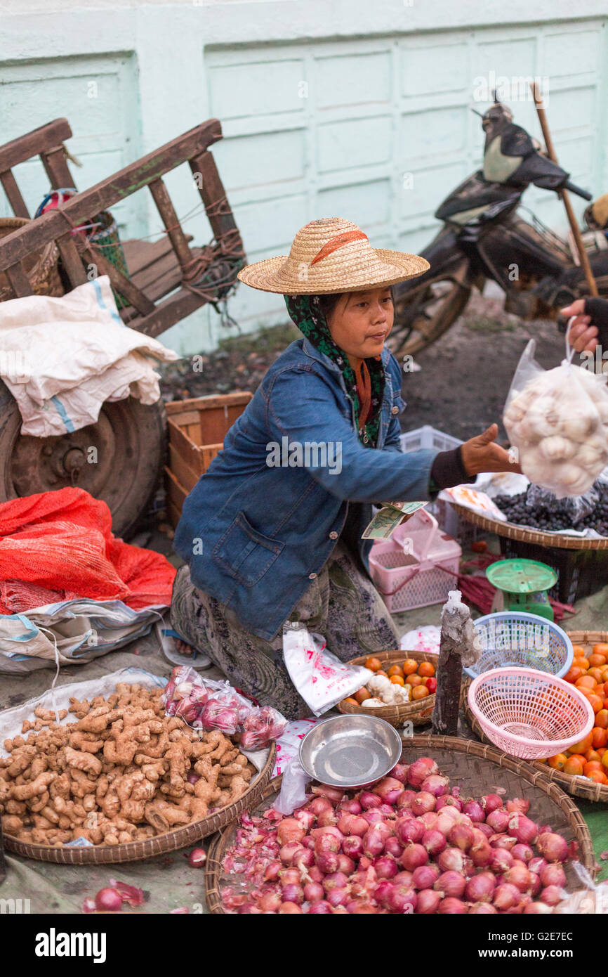 Femme vendant des légumes, fruits et autres aliments, dans un marché, Myanmar, Birmanie, Asie du Sud, Asie Banque D'Images