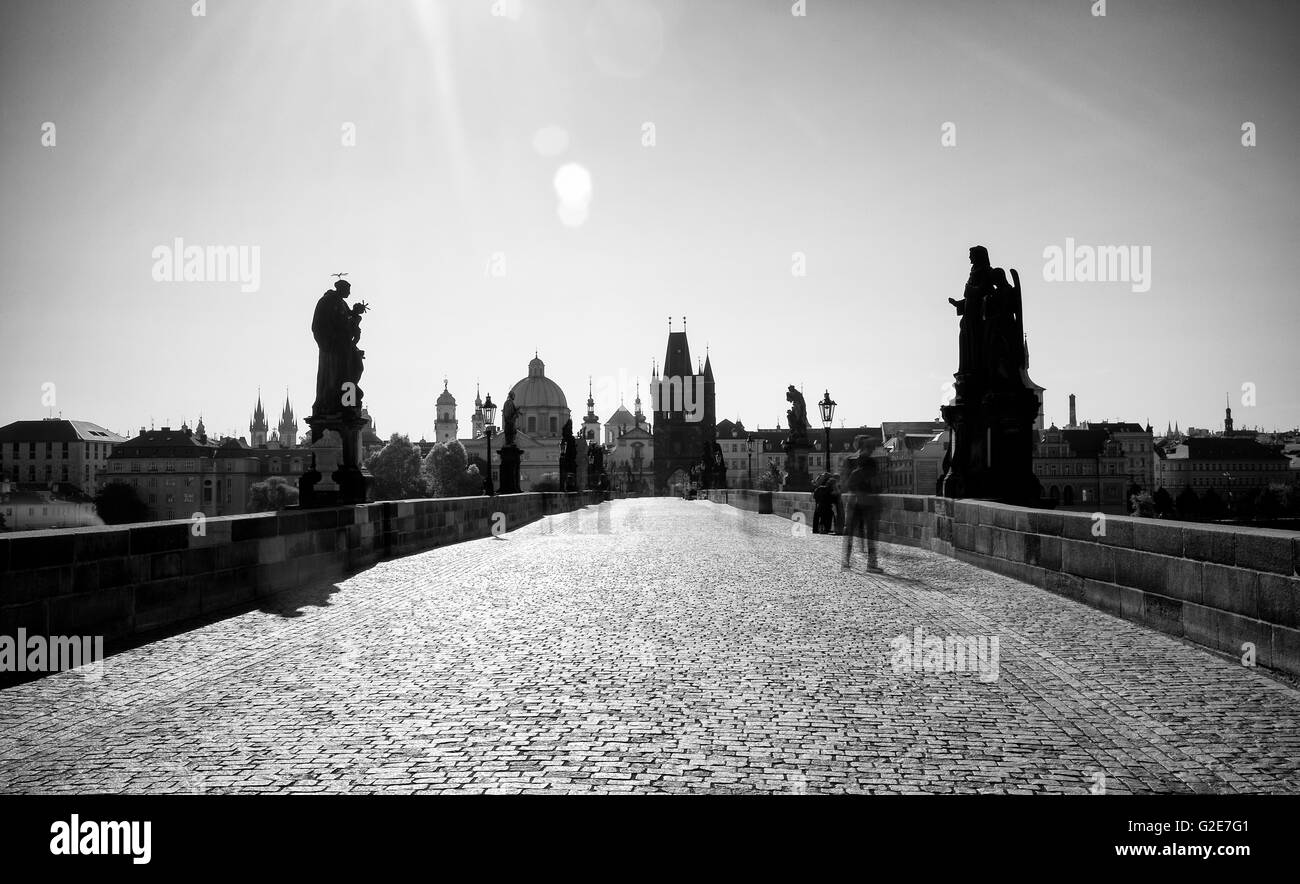 Statues le long pont Charles au lever du soleil, Prague, République Tchèque Banque D'Images