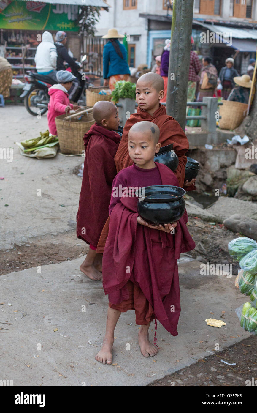 Les moines bouddhistes avec bols à Mandalay, Myanmar, l'Asie du Sud, Asie Banque D'Images