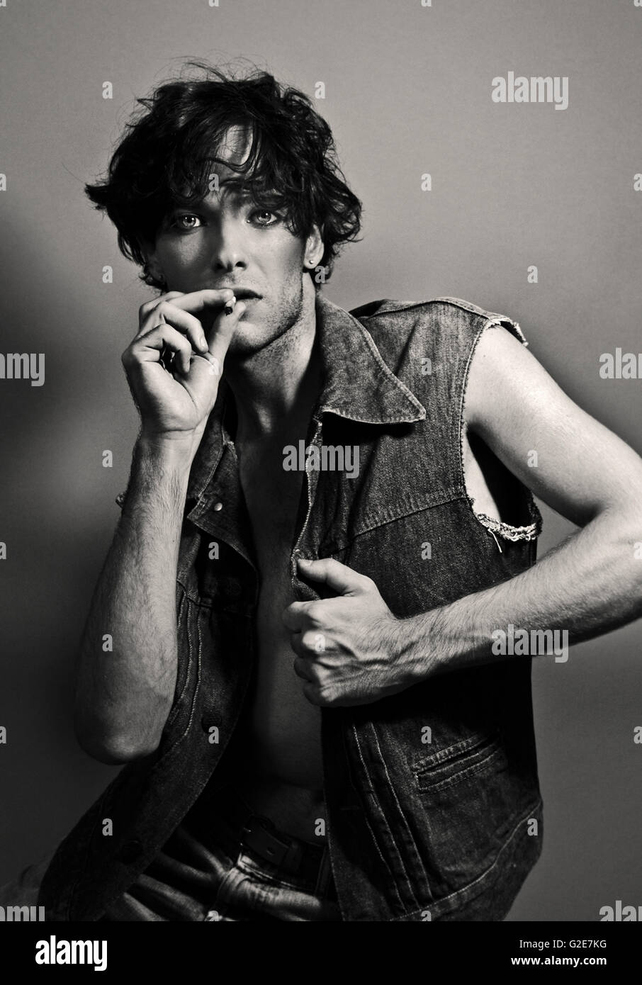 Young Adult Man Cigarette Banque D'Images