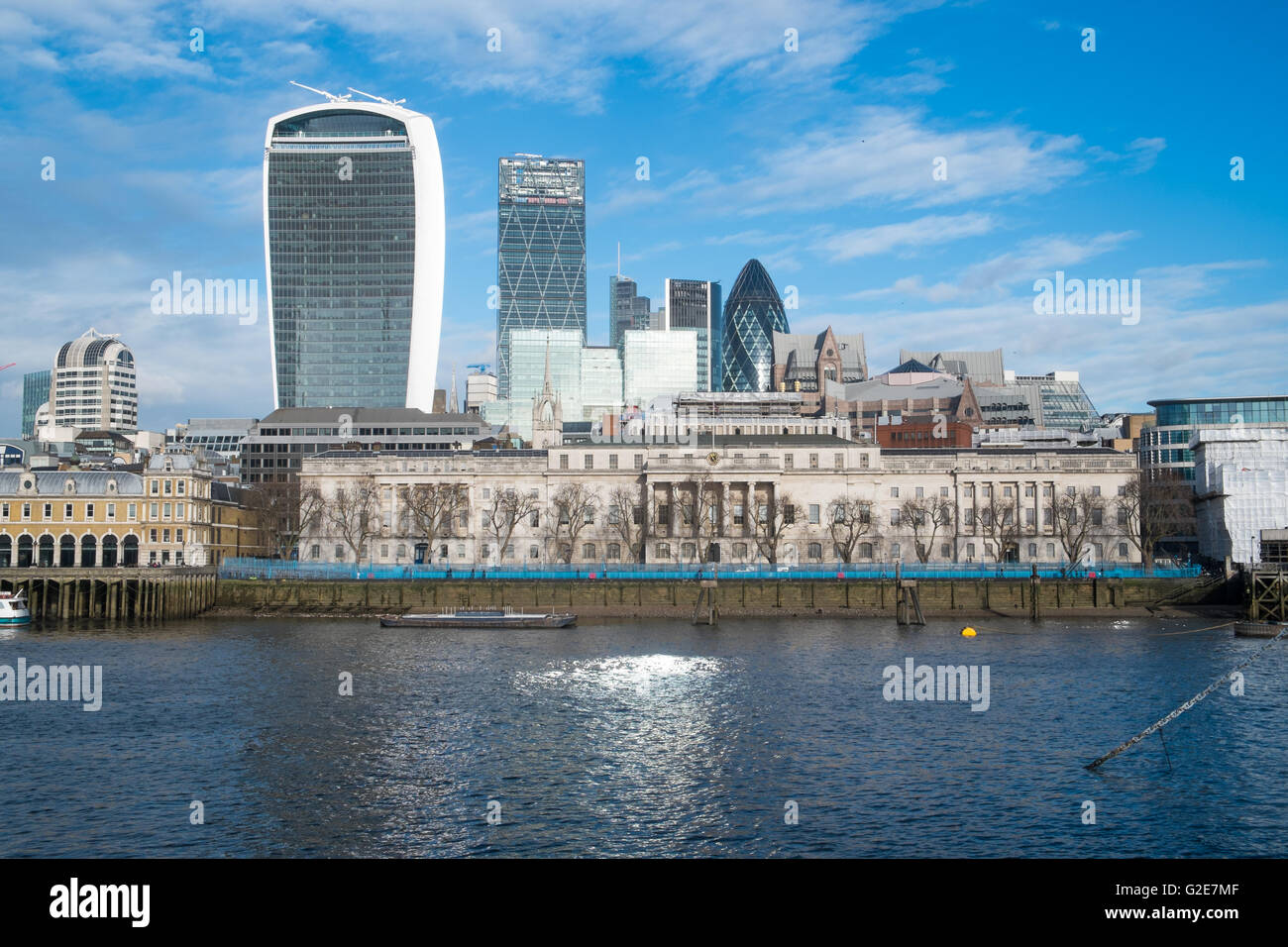 Vue de la ville de Londres y compris cheesegrater, talkie walkie et bâtiments gratte-ciel gherkin de South Bank de Londres, Angleterre, Royaume-Uni Banque D'Images
