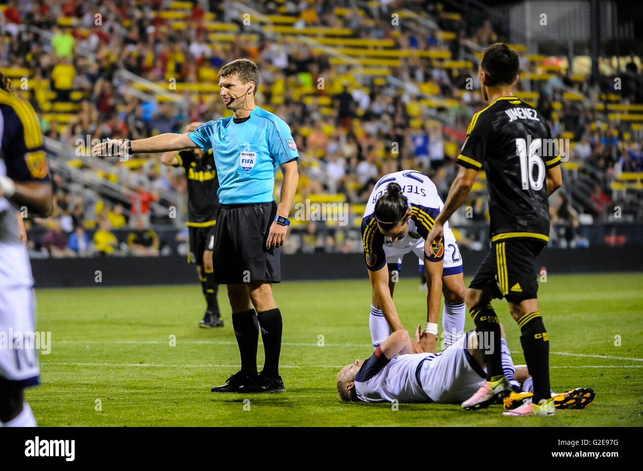 REF : David Gantar pointe vers le coup de pied de pénalité place dans la première moitié du match entre Real Salt Lake et Columbus Crew SC. 28 mai 2016 à MAPFRE Stadium à Columbus, Ohio. Columbus Crew SC 0 - Real Salt Lake 0.Crédit photo : Dorn Byg/CSM Banque D'Images