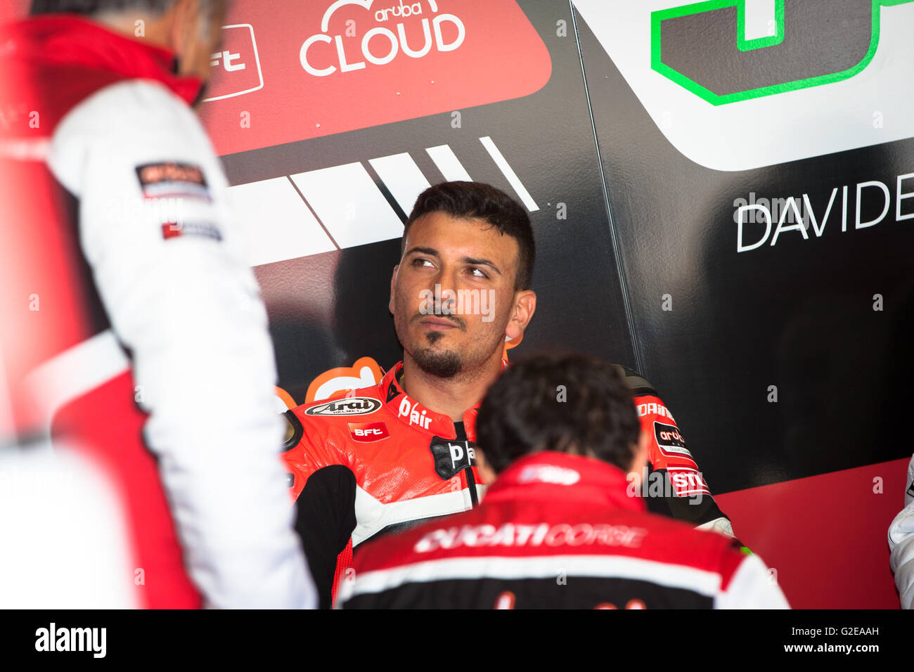 Donington Park, Derby, Royaume-Uni. 29 mai, 2016. World Superbikes britannique d'Acerbis 7 Ronde à Donington Park. # 34 Davide Giugliano dans la fosse garage après matin warm up Crédit : Steven re/Alamy Live News Banque D'Images