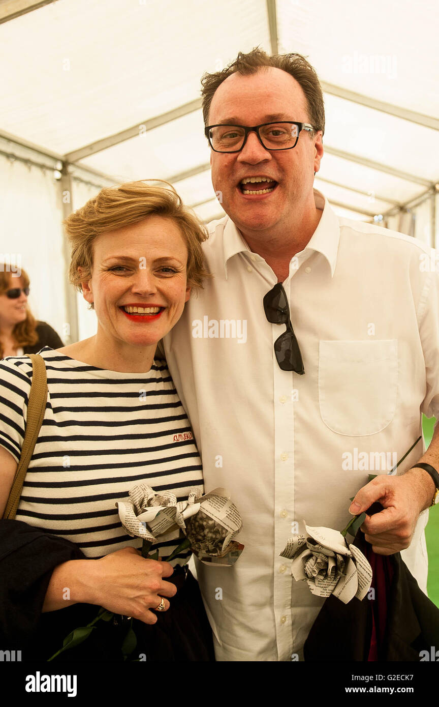 Hay-on-Wye, au Royaume-Uni. Dimanche 29 mai 2016 Photo : clémence Burton Hill parle à Maxine Peake et Russell T Davies au Hay Festival Re : Le Hay festival 2016 aura lieu à Hay on Wye, Powys, Pays de Galles : Crédit D Legakis/Alamy Live News Banque D'Images