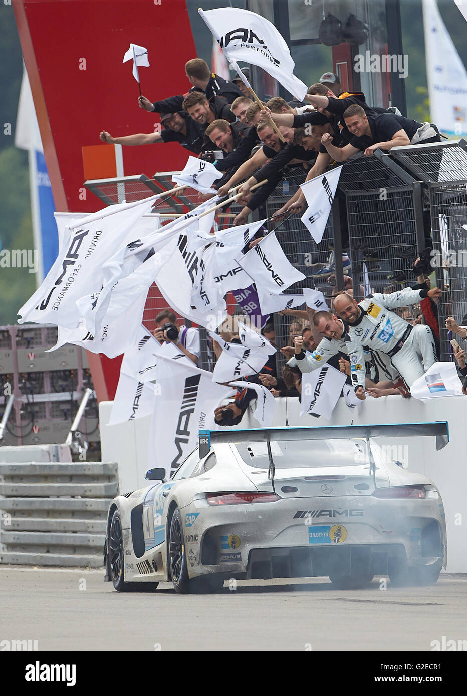 Nuerburg, Allemagne. 29 mai, 2016. Team Black Falcon avec Christodoulou, Schneider, Engel et Metzger gagne sur l'agrégat à la course à 24h Nuerburgring dans Nuerburg, Allemagne, 29 mai 2016. PHOTO : THOMAS FREY/dpa/Alamy Live News Banque D'Images