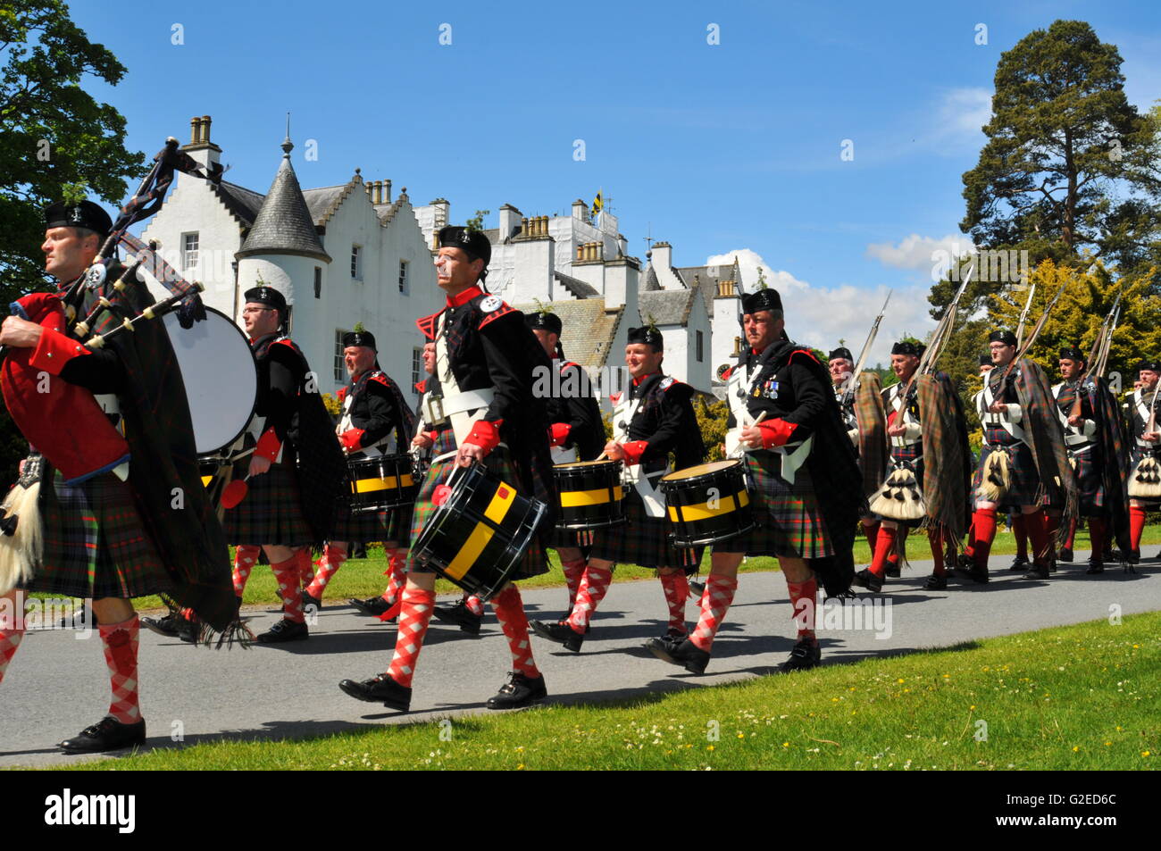 Blair Atholl, Perthshire, Écosse, Royaume-Uni. 29 mai, 2016. L'Atholl Highlanders d'ouvrir le jeux des Highlands à l'Atholl Highland Gathering. Credit : Cameron Cormack/Alamy Live News Banque D'Images