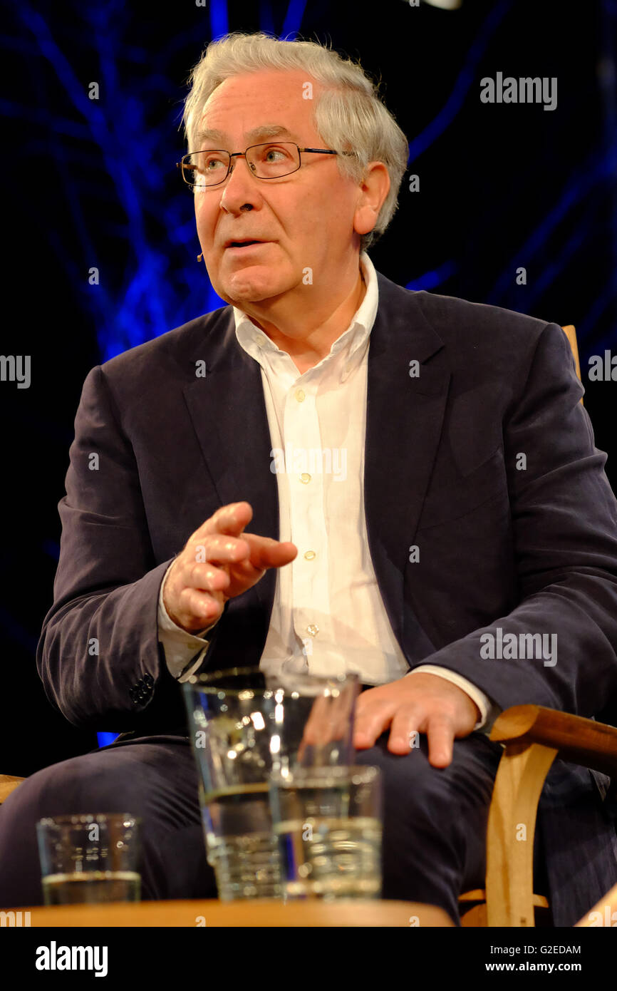 Hay Festival, Pays de Galles, Royaume-Uni - Dimanche 29 Mai 2016 - Mervyn King ancien gouverneur de la Banque d'Angleterre sur scène pour discuter de son nouveau livre La fin de l'Alchimie - l'argent, la Banque et l'avenir de l'économie mondiale. Banque D'Images