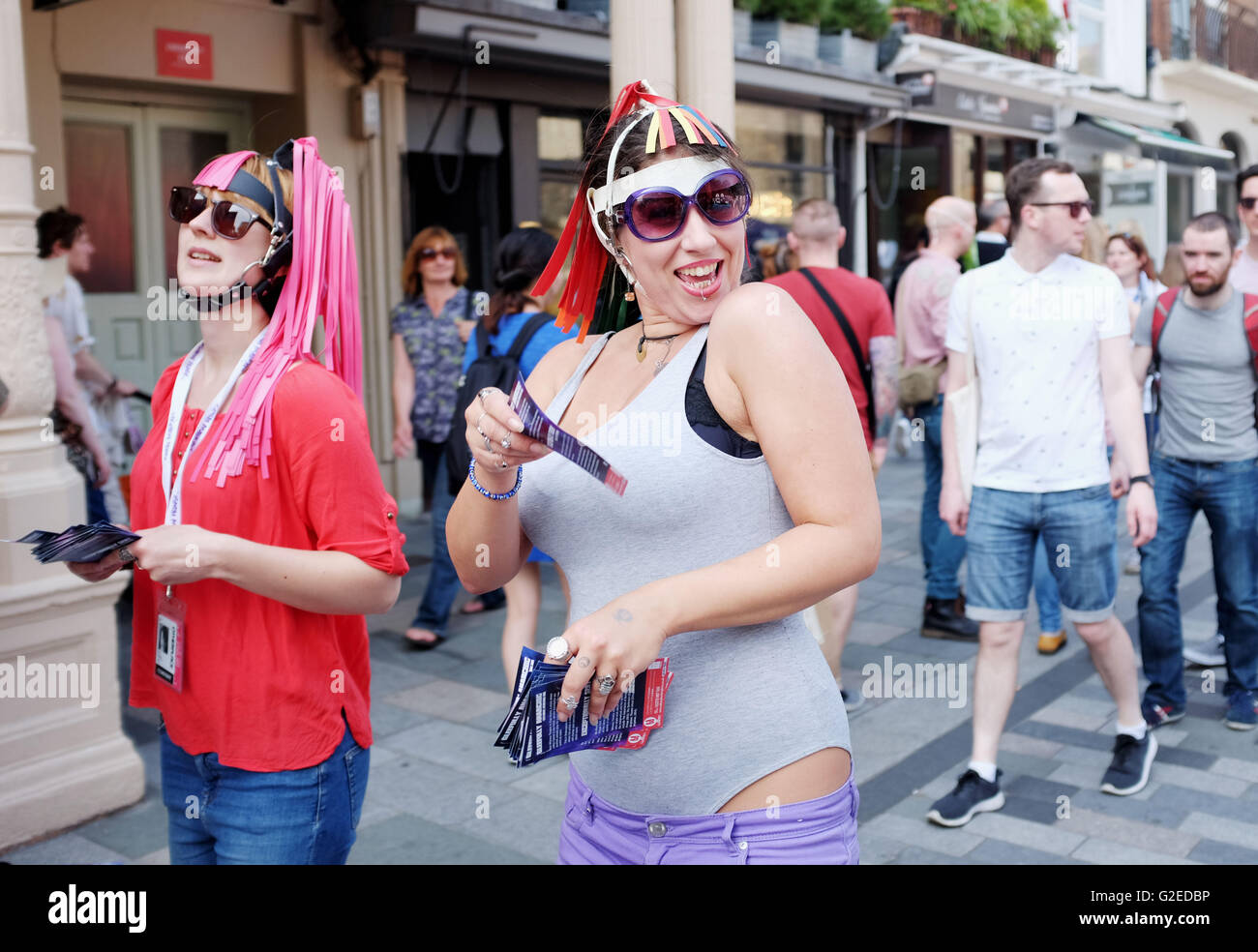 Brighton UK 29 mai 2016 - les artistes de rue se promener Brighton au soleil comme le beau temps devrait se poursuivre au cours de la bank holiday weekend Crédit : Simon Dack/Alamy Live News Banque D'Images