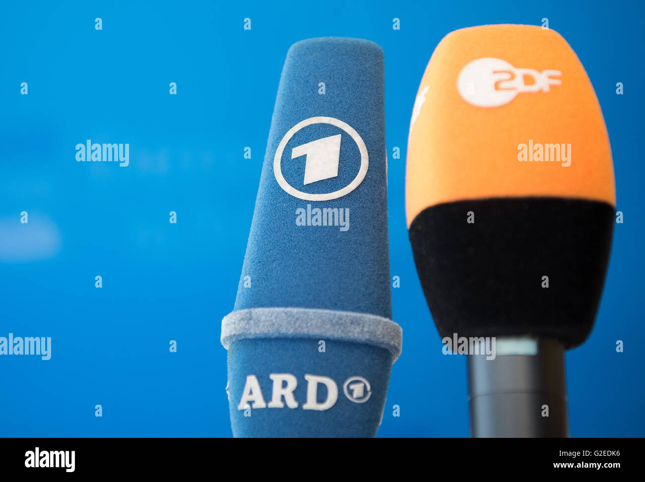 Berlin, Allemagne. 2 mai, 2016. L'micrphones de stations de télévision et de radiodiffusion (L-R) ARD et ZDF sont positionnés les uns à côté des autres avant une conférence de presse à Berlin, Allemagne, 2 mai 2016. Photo : Soeren Stache/dpa/Alamy Live News Banque D'Images