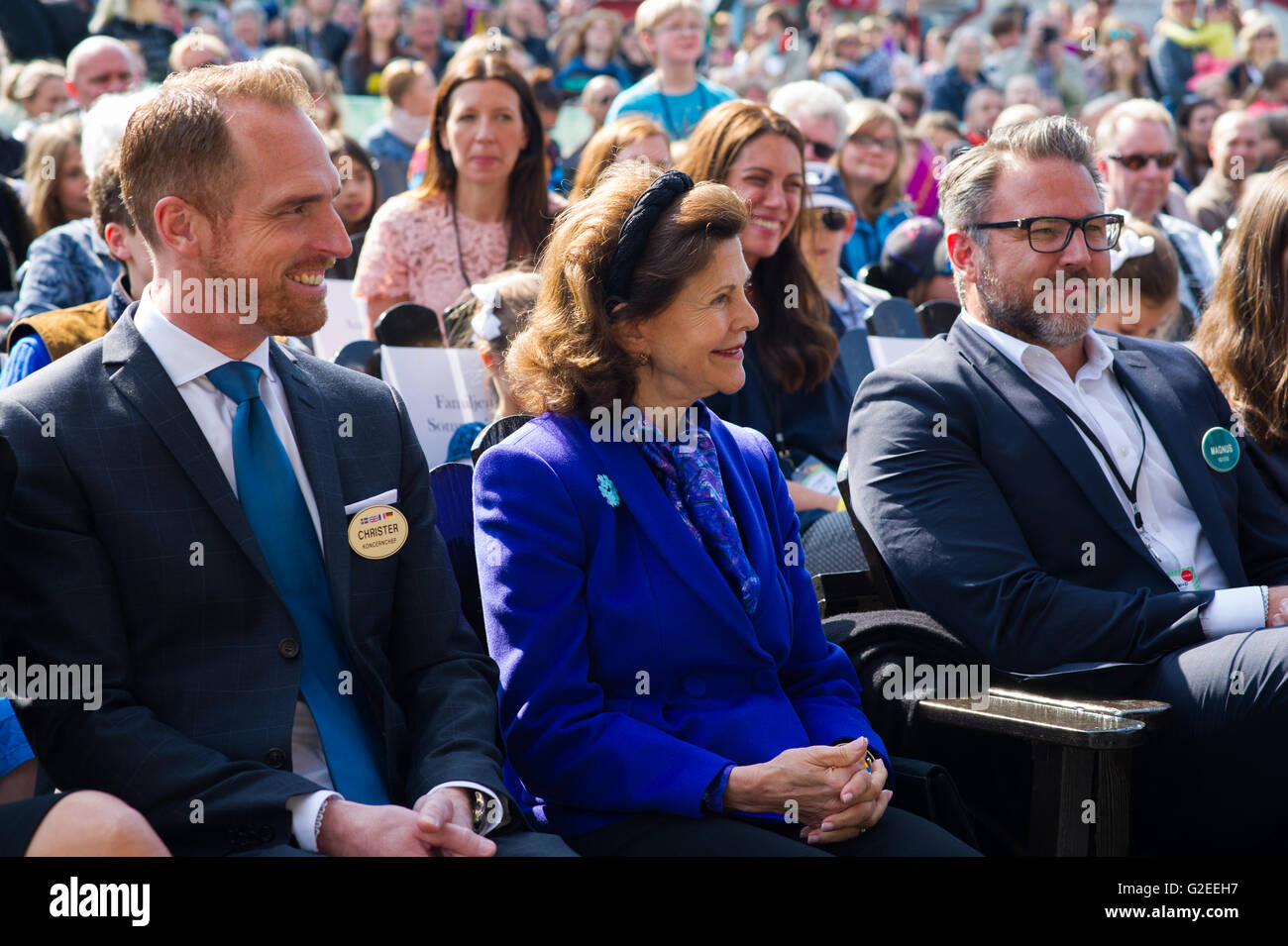 Stockholm, Suède, le 29 mai, 2016 Journée de la petite enfance. au parc d'attractions Gröna Lund. c'est la treizième année de suite que cette journée spéciale est organisée à Gröna Lund. Le but est de recueillir de l'argent pour le travail de la Fondation mondiale pour l'enfance pour aider les enfants vulnérables. World Childhood Foundation - fondée par h.m la reine Silvia de Suède. h.m la reine Silvia de Suède assiste. crédit : barbro bergfeldt/Alamy live news Banque D'Images